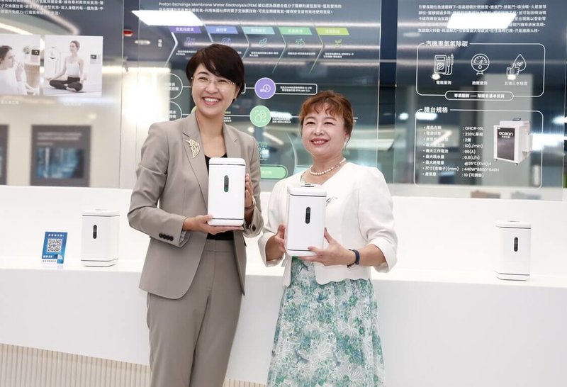 歐群科技股份有限公司16日在南投縣草屯鎮舉辦新廠剪綵暨創業25週年慶祝,南投縣長許淑華(左)出席祝賀,與歐群科技董事長廖月照(右)合影。(南投縣政府提供)中央社記者蕭博陽南投縣傳真 114年6月16日