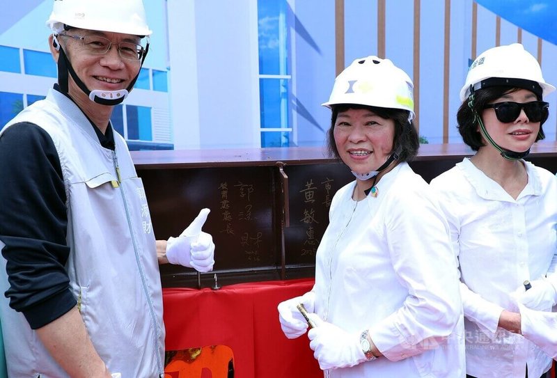 嘉義市西區全民運動館工程16日舉行上梁儀式,市長黃敏惠(中)帶領市府團隊到場祈福,並於梁上落款簽名。中央社記者黃國芳攝 114年6月16日