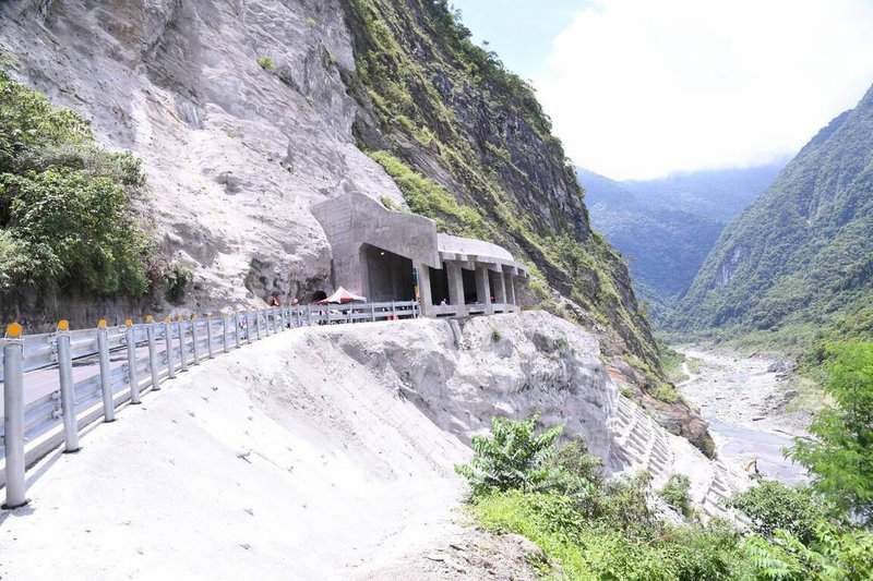 花蓮秀林鄉慕谷慕魚風景區9年前因道路崩塌封閉,112年中災復通車(圖),但至今未開放觀光;縣府16日指出,考量此區域涉及部落傳統領域,觀光遊憩依法基於部落自主,須輔導2部落完成自觀區劃定及經營管理計畫,預計年底提報中央審查。(花蓮縣政府提供)中央社記者李先鳳傳真 114年6月16日