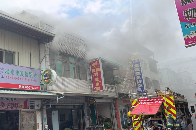 台南市永康區大灣路一處連棟透天式民宅16日下午發生火警,消防人員到場出水搶救,火勢波及2戶建物,幸未造成人員傷亡。(讀者提供)中央社記者楊思瑞台南傳真 114年6月16日