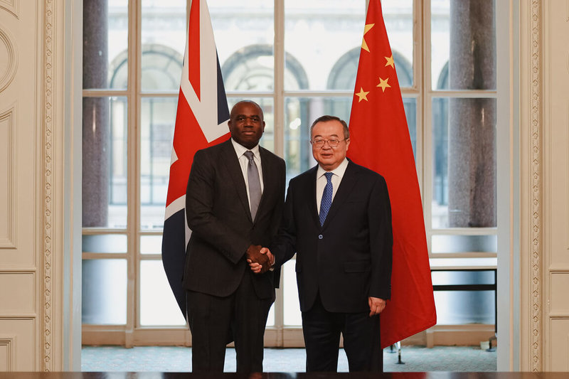 中共中央對外聯絡部部長劉建超(右)6月上旬訪英期間,10日與英國外交大臣拉米(左)會晤。(英國外交部提供)中央社記者陳韻聿倫敦傳真 114年6月16日