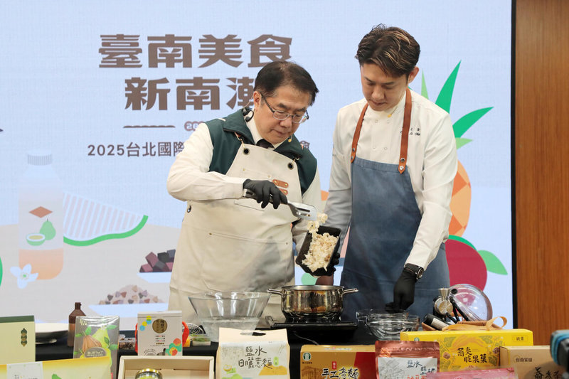 2025台北國際食品展將登場,台南市政府今年以「南得極品」品牌參展,集結7家優質業者與2家農會設置「台南館」,市長黃偉哲(左)16日出席展前記者會,以參展農特產品製作料理。(台南市政府提供)中央社記者楊思瑞台南傳真 114年6月16日