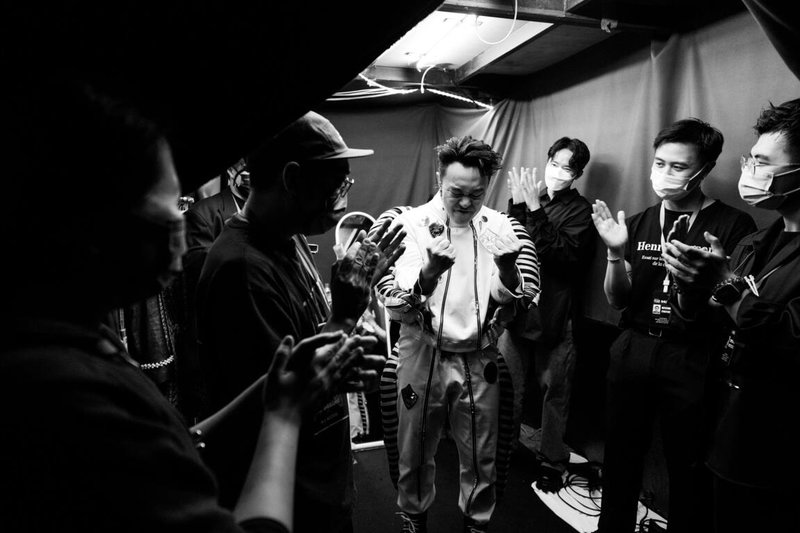 歌手陳奕迅(右4)宣布推出FEAR and DREAMS巡迴演唱會紀錄片,貼身記錄7年來的心路歷程,紀錄片首映及分享會8月將在澳門銀河綜藝館舉行。(廿一克有限公司提供) 中央社記者陳怡璇傳真 114年6月16日