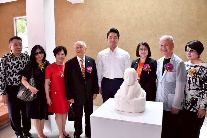 台北市長蔣萬安(右4)16日前往太平國小,為台北市首座校園藝術生態博物館揭幕,並開箱藝術家黃土水贈予學校典藏的「少女」胸像雕刻。(台北市政府提供)中央社記者楊淑閔傳真 114年6月16日