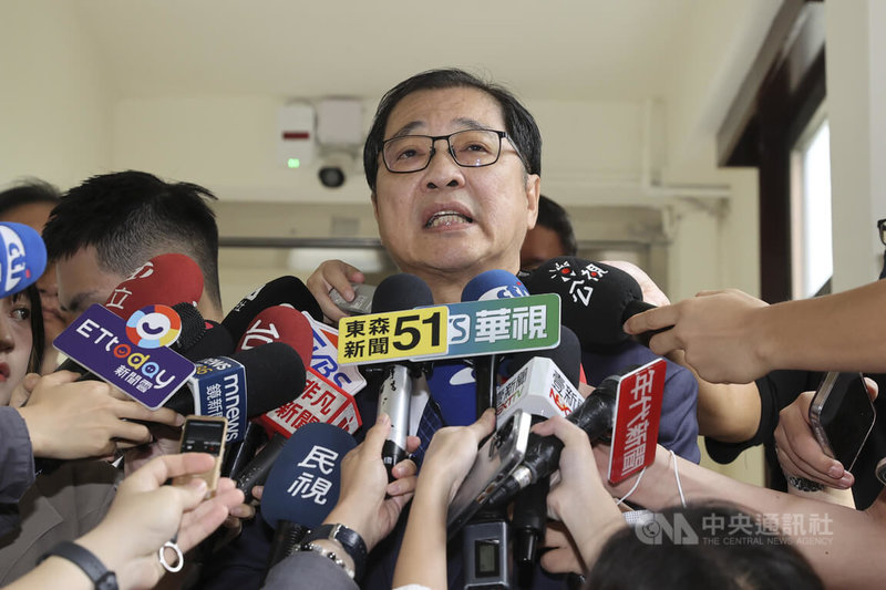 法務部長鄭銘謙（中）16日列席立法院司法及法制委員會進行專題報告並備質詢，會前接受媒體聯訪。中央社記者鄭清元攝  114年6月16日