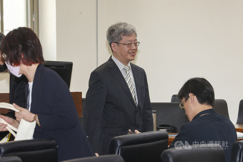 立法院經濟委員會16日審查個人資料保護法部分條文修正草案，個人資料保護委員會籌備處主任李世德（中）列席備詢。中央社記者鄭清元攝  114年6月16日