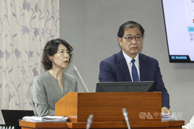 立法院司法及法制委員會16日邀法務部長鄭銘謙(右)、監察院副秘書長王增華(左)等人進行專題報告,並備質詢。中央社記者鄭清元攝 114年6月16日