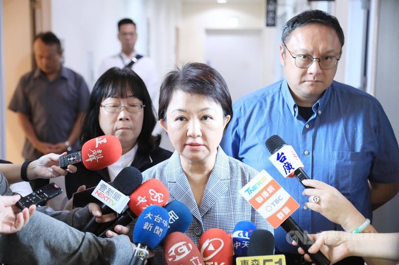 對於中央統刪一般性補助款爭議,台中市長盧秀燕(前中)16日表示,由於提出行政訴願有期限,上午市府已派人親自將行政訴願書送到行政院。中央社記者郝雪卿攝 114年6月16日