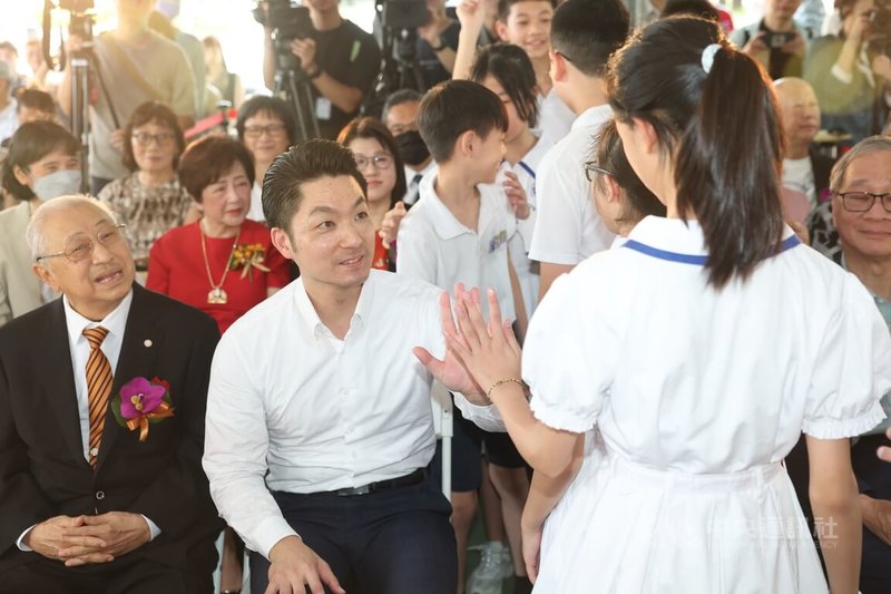 太平國小博物館開館典禮16日舉行,台北市長蔣萬安(前左2)出席,與學童擊掌。前左1為王道銀行教育基金會董事長駱錦明。中央社記者吳家昇攝 114年6月16日