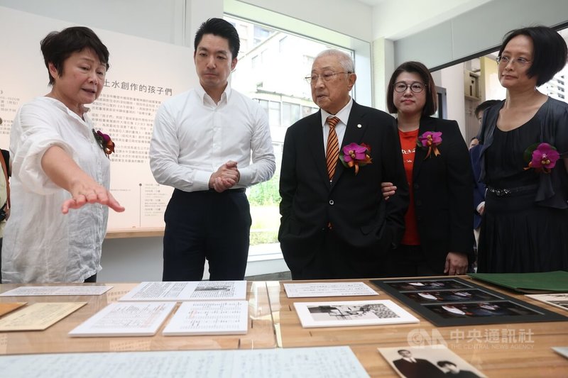 太平國小博物館開館典禮16日舉行,台北市長蔣萬安(左2)、王道銀行教育基金會董事長駱錦明(左3)等出席,聽取博物館介紹。中央社記者吳家昇攝 114年6月16日