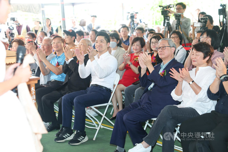 太平國小博物館開館典禮16日上午舉行,文化部長李遠(前排右2)、台北市長蔣萬安(前排右3)等出席。中央社記者吳家昇攝 114年6月16日