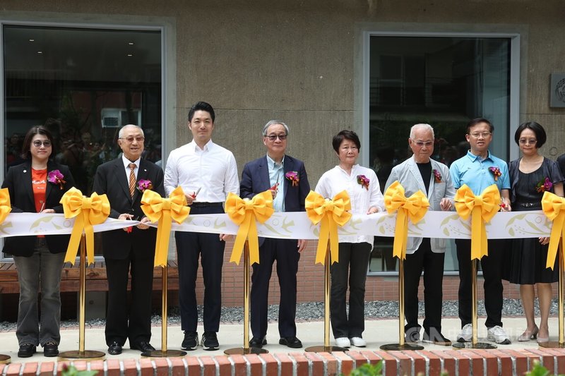 太平國小博物館開館典禮16日舉行,文化部長李遠(左4)、台北市長蔣萬安(左3)、王道銀行教育基金會董事長駱錦明(左2)等出席剪綵。中央社記者吳家昇攝 114年6月16日