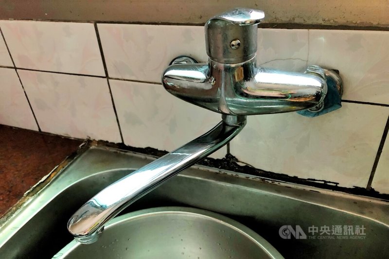 桃園市八德區思源街自來水管因污水下水道工程挖損,台灣自來水公司第二區管理處將於17日上午9時起分區域停水20至23小時,進行施工搶修,受影響戶數約8萬1875戶,請民眾預先儲水備用。中央社記者吳睿騏桃園攝 114年6月16日