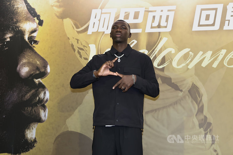 帶著更進化身手回鍋台灣職業籃球大聯盟(TPBL)新北中信特攻,27歲旅日球星阿巴西(圖)16日出席記者會,比出中信特攻招牌手勢。中央社記者翁睿坤攝 114年6月16日