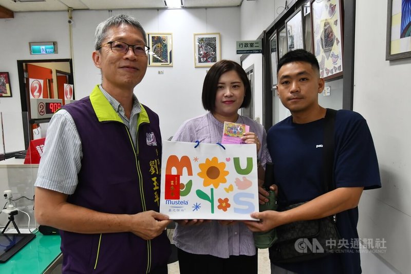 為減輕家庭育兒負擔,彰化縣政府推出「童萌卡」,卡片有等值新台幣1萬元的點數供家長於縣內特約商店購買嬰幼兒用品;縣府民政處長劉玉平(左)16日與拿到第一張童萌卡的家長合影。中央社記者吳哲豪彰化攝 114年6月16日