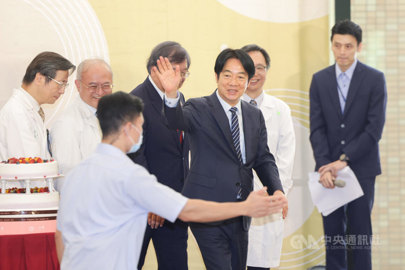 台大醫院130週年院慶活動16日在台灣大學醫學院舉行,總統賴清德(前中)出席,向現場醫護人員揮手致意。中央社記者裴禛攝 114年6月16日