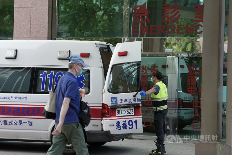 衛福部公布113年10大死因,死亡人數較前1年減少4192人,癌症蟬聯首位43年,年奪逾5.4萬條命,死亡率前3位仍為肺癌、肝癌、大腸癌,值得注意的是,時隔多年,自殺重回前10位。圖為台北馬偕紀念醫院急診室外救護車。中央社記者徐肇昌攝 114年6月16日