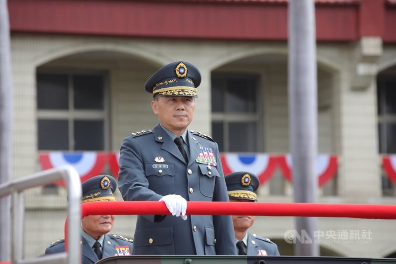 黃埔建軍暨陸軍軍官學校建校101週年校慶16日舉行,由陸軍司令呂坤修(前)主持典禮,並搭乘閱官車進行校閱。中央社記者張已亷攝 114年6月16日