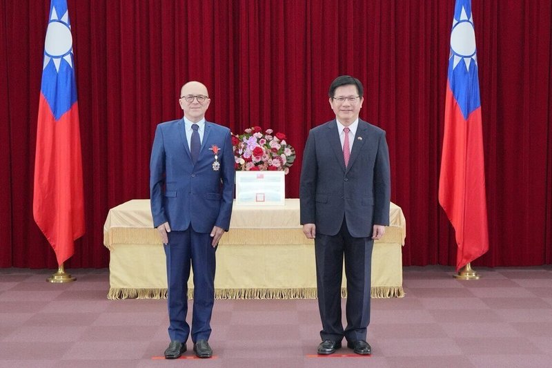外交部長林佳龍(右)16日頒贈法國前參議員卡托蘭(André Gattolin)「睦誼外交獎章」。(外交部提供)中央社記者葉素萍傳真 114年6月16日