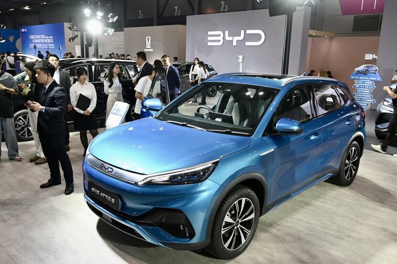 英國金融時報報導,超過1/3中國上市車企的流動負債超過流動資產,當中比亞迪的營運資金不足最嚴重。圖為2025國際汽車及供應鏈博覽會(香港)中,比亞迪汽車展示。(中新社提供)中央社 114年6月16日