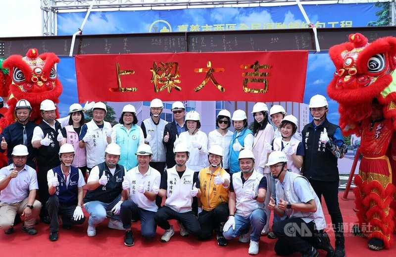 嘉義市西區全民運動館工程16日上梁,市府團隊、市議員及立委等人到場,祈求工程順遂平安。中央社記者黃國芳攝 114年6月16日