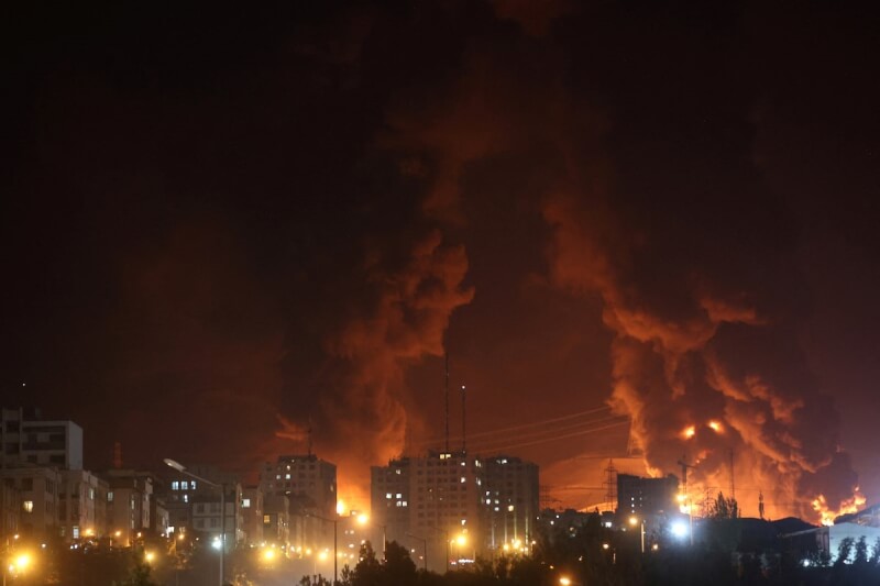 伊朗德黑蘭一處石油庫15日遭以色列襲擊。（Majid Asgaripour/West Asia News Agency via 路透社）