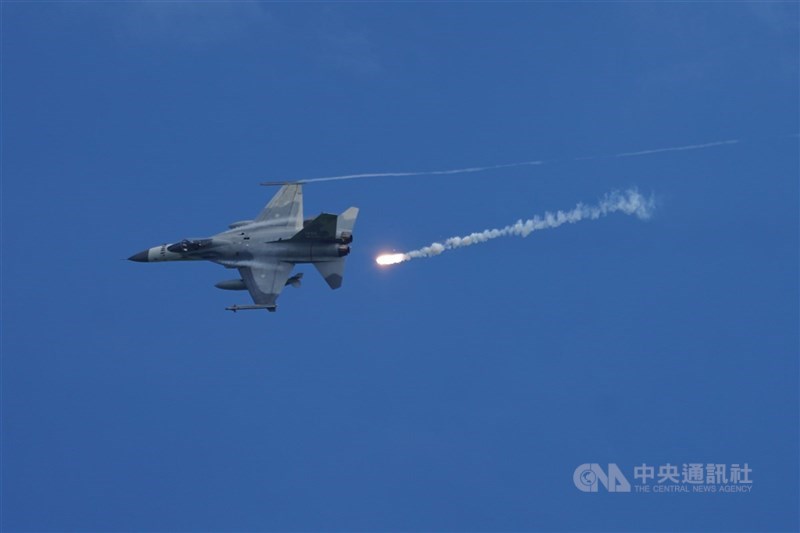 圖為空軍IDF戰機投射熱焰彈。(中央社檔案照片)