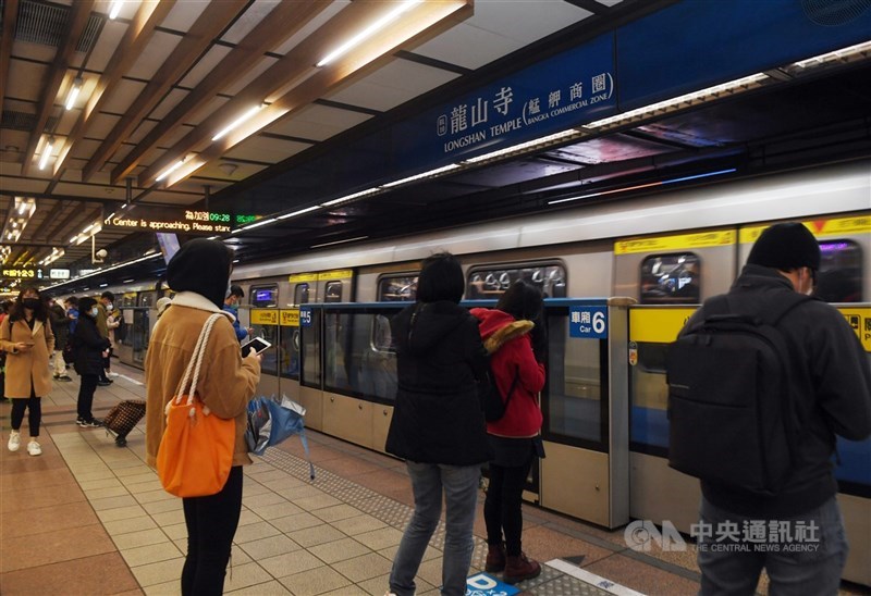圖為台北捷運龍山寺站月台。(中央社檔案照片)