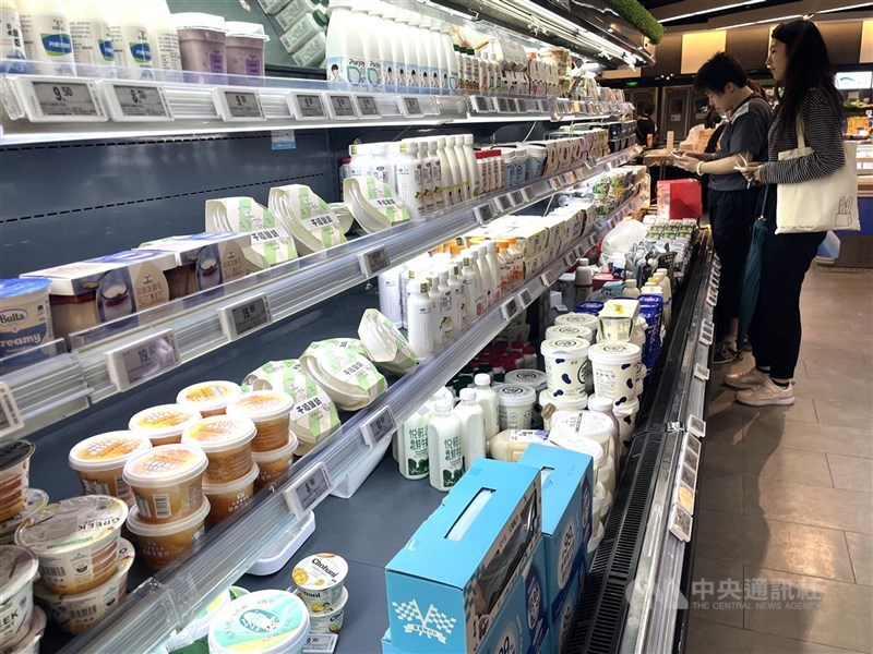 中國5月社會消費品零售總額年增6.4%,勝過市場預期。圖為消費者在上海一家超市購物。 (中央社檔案照片)