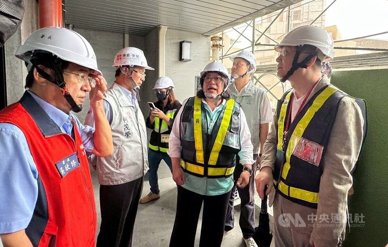 民進黨立委王美惠(前右2)16日邀集內政部等單位實地考察嘉義市「博愛安居」社宅內部,與國土管理署署長吳欣修(前左1)等了解住戶空間配置與生活動線設計。中央社記者黃國芳攝 114年6月16日