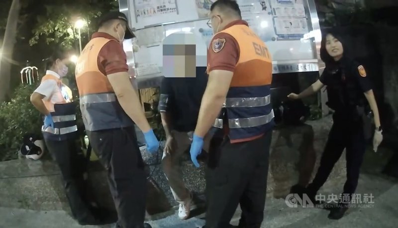 1名29歲男子15日晚間爬入台北市中山區1處舊衣回收箱內後受困,有民眾發現異常向警方報案,員警立即趕赴現場協助脫困,男子(中)稱是因恐慌症發作所致。(翻攝照片)中央社記者黃麗芸傳真 114年6月16日
