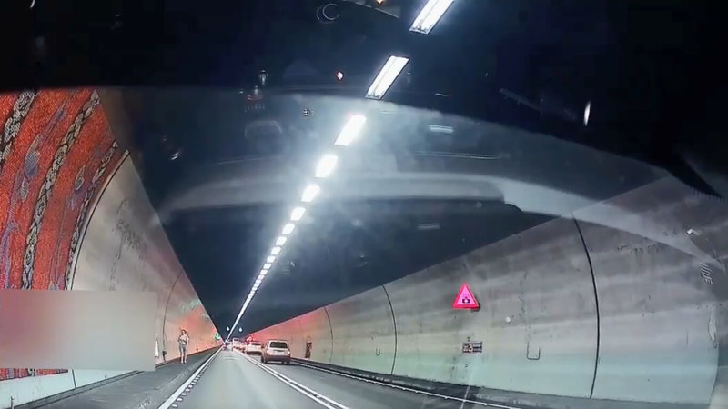 26歲蔡姓女子（左）16日開車行經國道5號雪山隧道時，與母親發生爭執，雙方互把對方手機丟出車外，蔡女將車輛停在避車彎，下車後2人持續爭吵，蔡母最後開車離去，蔡女則逆向往回走尋找手機。（讀者提供）中央社記者王朝鈺傳真  114年6月16日
