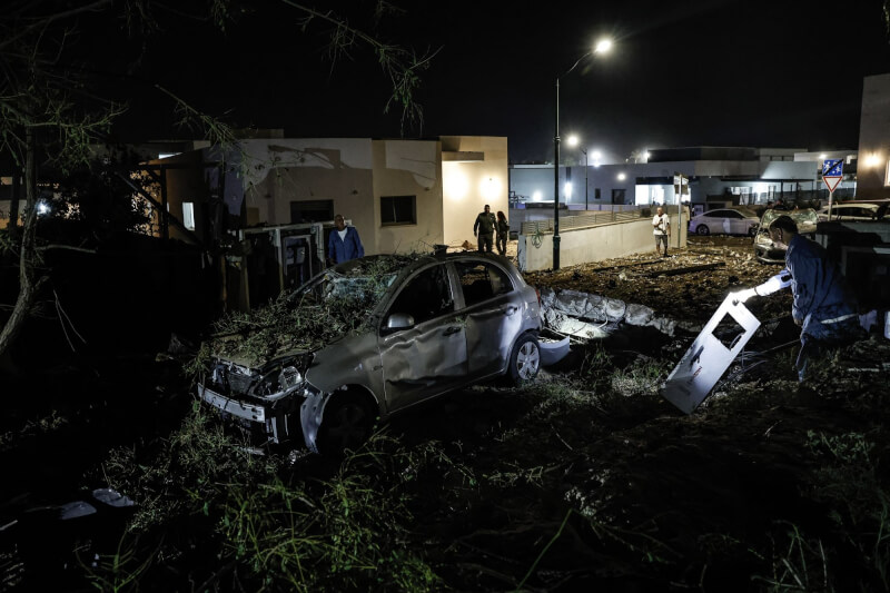 以色列南部城市基耶蓋特15日被飛彈襲擊,建築車輛都被摧毀。(安納杜魯新聞社)