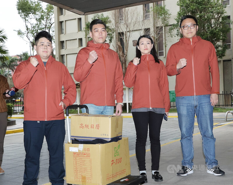 圖為國民黨青年軍陳冠安(左起)、賴苡任、劉思吟、滿志剛等人2月8日赴中選會遞交立委罷免案提議書。(中央社檔案照片)