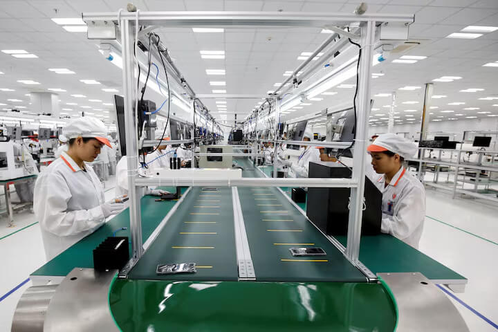 圖為位在越南海防市的手機組裝生產線。(路透社)
