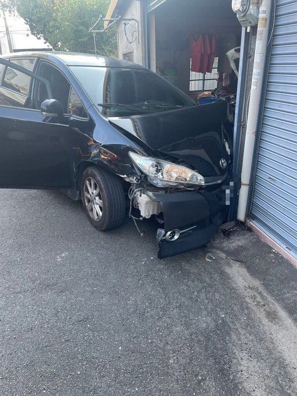 越南籍陳姓移工駕駛自小客車搭載3名同鄉行經苗栗縣公館鄉石墻村，突然失控衝撞2戶民宅，員警調閱路口監視器畫面，發現車內一共4人，於肇事後下車徒步逃跑。（警方提供）中央社記者管瑞平傳真  114年6月16日