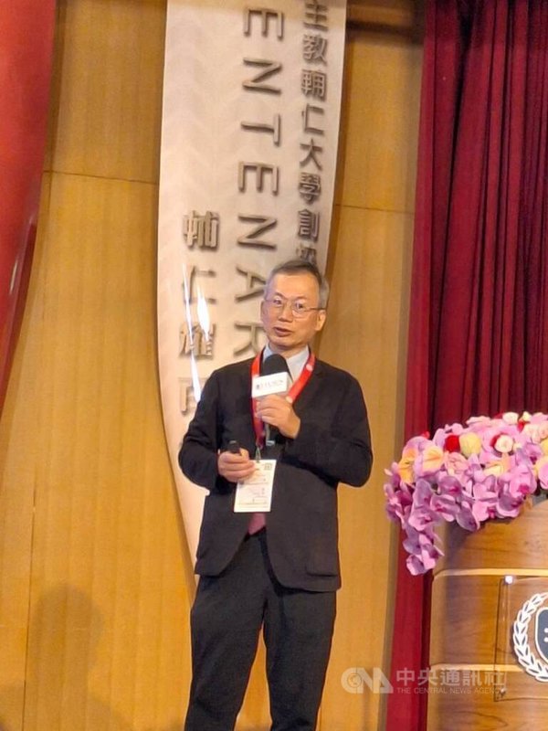 113學年大學校院教務、校務經營主管聯席會議16日在天主教輔仁大學舉行，政治大學校長李蔡彥（圖）發表「AI與人文社會的跨域融合」專題演講。中央社記者許秩維攝  114年6月16日