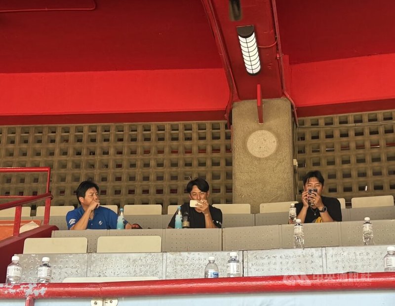 中華職棒新人測試會16日在天母棒球場舉行，富邦悍將出動12人到場，包含副領隊兼農場主管林威助（左1）等。中央社記者謝靜雯攝  114年6月16日