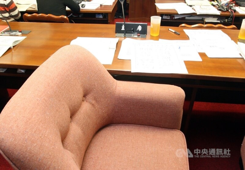 圖為立院委員會主席座席。(中央社檔案照片)
