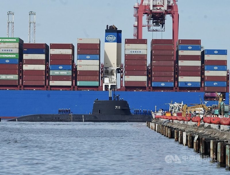 國造潛艦原型艦海鯤艦(圖)17日在高雄港內持續進行浮航,帆罩內的光電桅杆亦豎起,舷號711清晰可見。中央社記者董俊志攝 114年6月17日