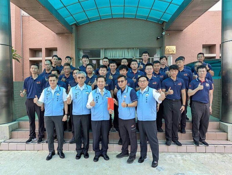 金門東村日前發生民宅火警,消防成功救出3名受困民眾,縣長陳福海(前排中)17日下午前往位於金湖鎮的消防局第2大隊慰問、頒發獎勵金。中央社記者吳玟嶸攝 114年6月17日
