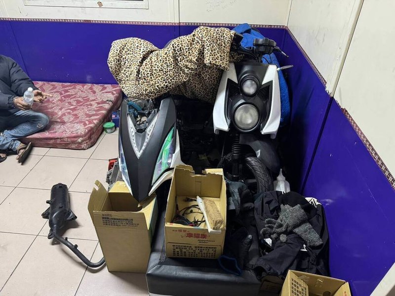 26歲印尼籍逾期停留男移工鎖定因車禍暫放路邊的機車,竊取後改裝賣給同為逾期停留印尼移工,南投警方追查發現犯嫌藏匿處所猶如非法機車拆解工廠。(民眾提供)中央社記者蕭博陽南投縣傳真 114年6月17日