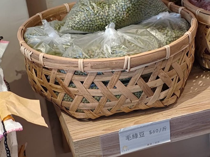 台北市政府衛生局發布4月抽驗30件榖豆類產品的檢驗結果,來自零售業者、超市及賣場等,計有26件為輸入,4件國產,其中3件進口綠豆均各檢出1項農藥殘留違規,1件來自外縣市,2件是北市業者,所轄衛生局將開罰。(北市衛生局提供)中央社記者楊淑閔傳真 114年6月17日