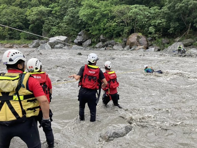 5名民眾17日前往宜蘭縣南澳鄉扇子瀑布溯溪,回程時因大雨、溪水暴漲,一度受困。消防局獲報後,於兩岸架設橫渡固定點,經由繩索協助5人全部脫困。(宜蘭縣消防局提供)中央社記者沈如峰宜蘭傳真 114年6月17日
