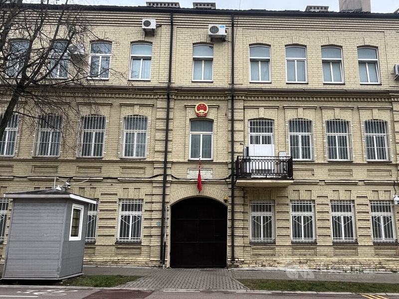 中國駐立陶宛一位外交官員於5月短暫出境後嘗試返回維爾紐斯,因未持有效外交證件遭拒入境,目前境內無中國外交官員留任。圖為中國駐立陶宛代辦處。中央社記者游堯茹維爾紐斯攝 114年6月17日