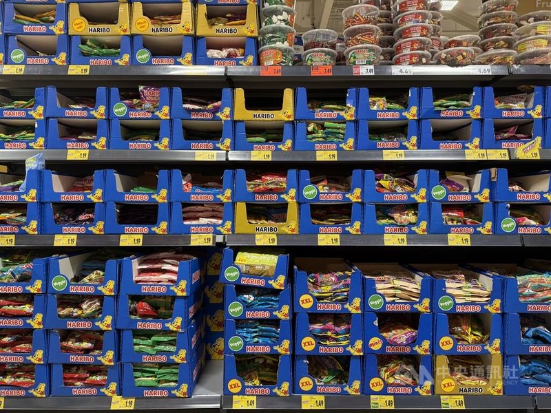 德國超市貨架上陳列各式哈瑞寶(Haribo)小熊軟糖產品。175克裝售價僅1.19歐元(約新台幣40元),在俄烏戰爭爆發後物價普遍上漲的德國,被視為相對親民的甜食選擇。中央社記者林尚縈柏林攝 114年6月17日