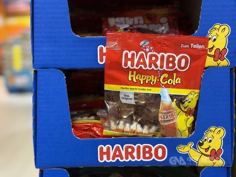 哈瑞寶(Haribo)Happy-Cola可樂口味軟糖今年5月在荷蘭被驗出疑似含有微量大麻成分,引發關注。德國國內販售的同款產品經檢驗未見異常,仍正常陳列於各大超市中。中央社記者林尚縈柏林攝 114年6月17日