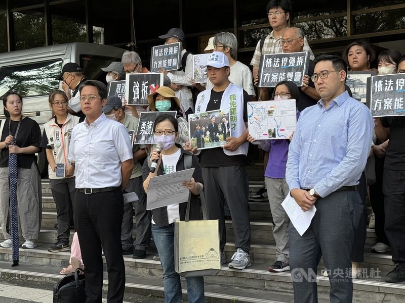 纏訴多年的新店瑠公圳蔡金木老宅案,法院民事執行處近日發出6月26日執行老宅拆除通知。當事人賴碧珍、律師與民間團體17日上午赴台北地方法院前舉行記者會,呼籲法院暫緩拆除,釐清調查,以免強拆房屋導致不可回復的損害。中央社記者林長順攝 114年6月17日
