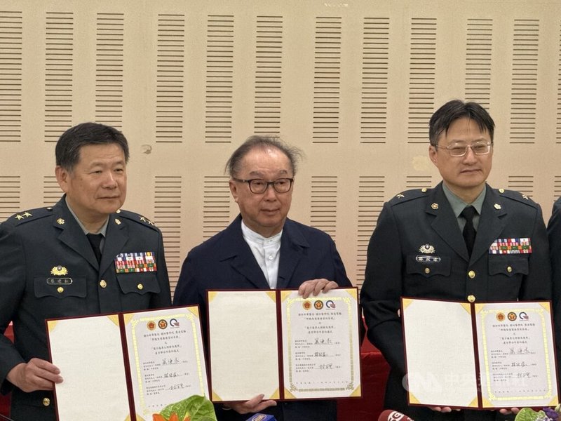 代工廠廣達電腦、國防部軍醫局與國防醫學院17日舉辦合作簽約儀式,宣布共同研發電子傷票系統,由廣達董事長林百里(中)、國防部軍醫局局長蔡建松(左)、國防醫學院校長林致源(右)代表簽約。中央社記者吳家豪攝 114年6月17日