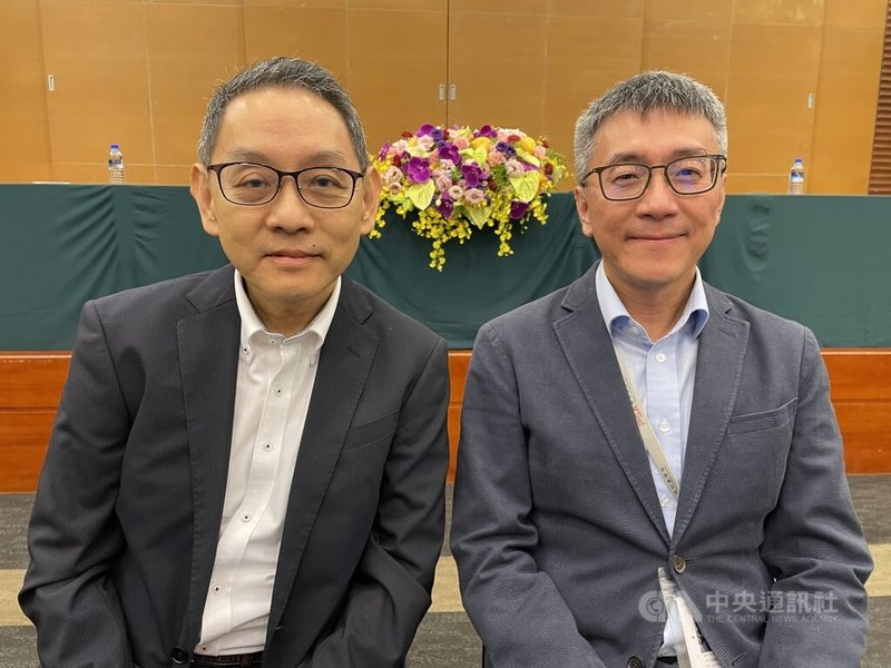 華新科17日在桃園楊梅舉行股東會，董事長焦佑衡（左）暢談交班規劃，與總經理曾明燦（右）合影。 中央社記者鍾榮峰攝  114年6月17日